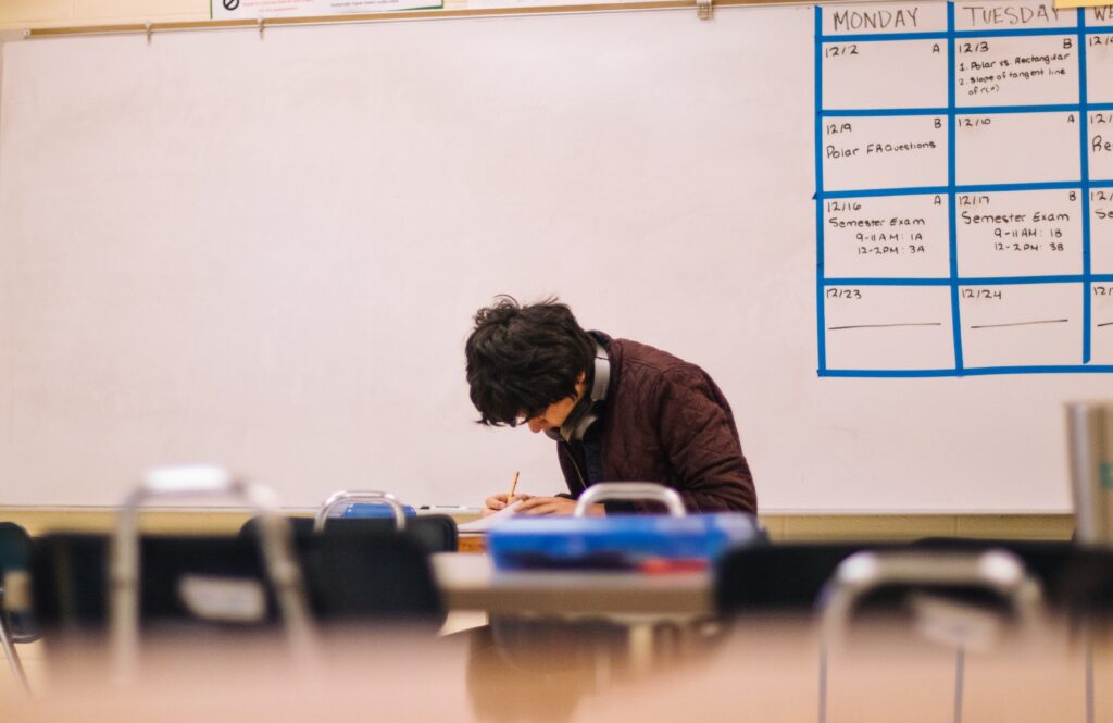 What are the different sizes of school furniture?